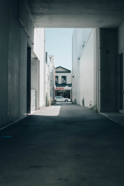 Stop at the corner of the white car
